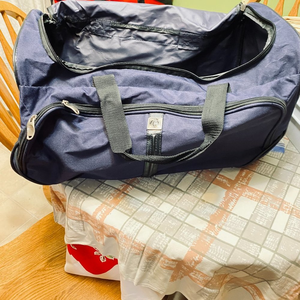 American Tourister: Blue Duffle Bag